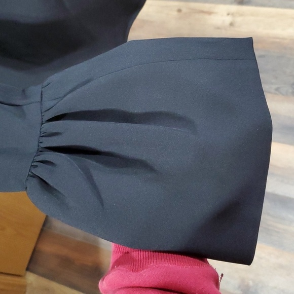 Romeo & juliet couture black cold shoulder bell cuff zip up top - Picture 3 of 8